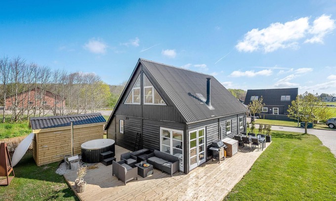 Gatten House | Bright Vacation Home with Finnish Wooden Bath & Pool Access