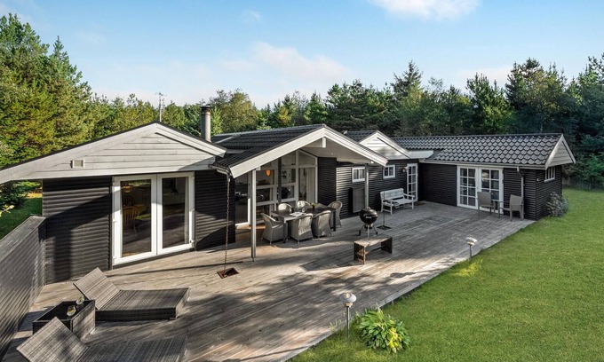 Henne House | Cozy Forest Retreat with Oceanfront Views and Spa Amenities