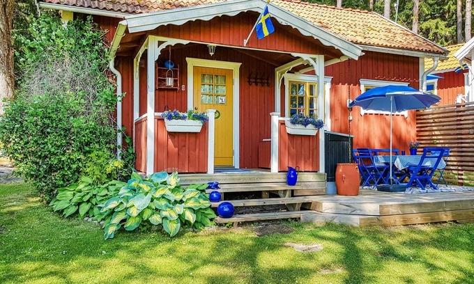 Sollebrunn House | Cozy Cottage Retreat in Sollebrunn with Lake View & Spa
