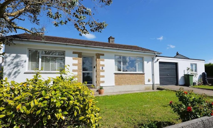 Goldsithney House | Family-Friendly 3-Bedroom Bungalow in Goldsithney, Cornwall