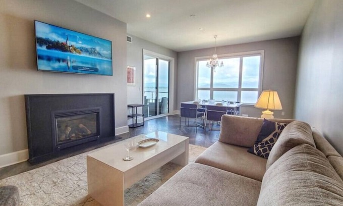 Sandpoint Condo | Elegant Downtown Retreat with Pool and Ocean Views