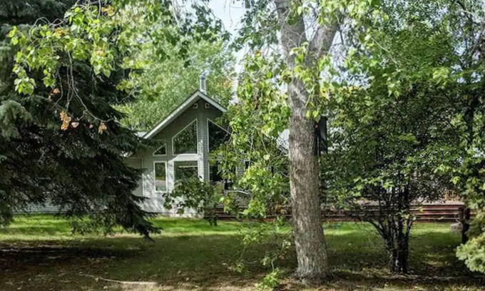 Manitoba Cottage | Cozy 3 Bedroom Cottage with Oceanfront Views & Fire Pit