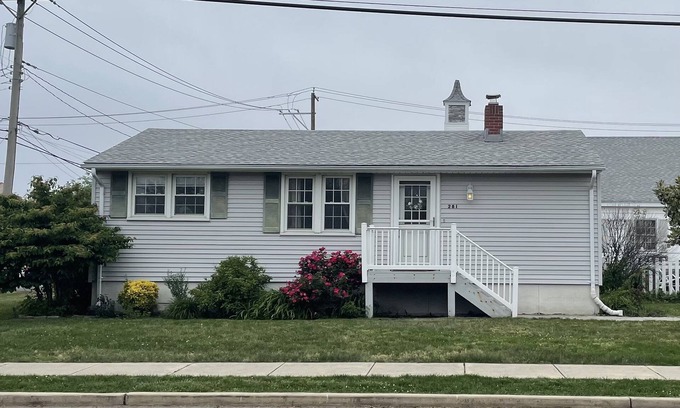 Ship Bottom House | Cozy 3 Bedroom Cottage with Tiki Bar in Ship Bottom