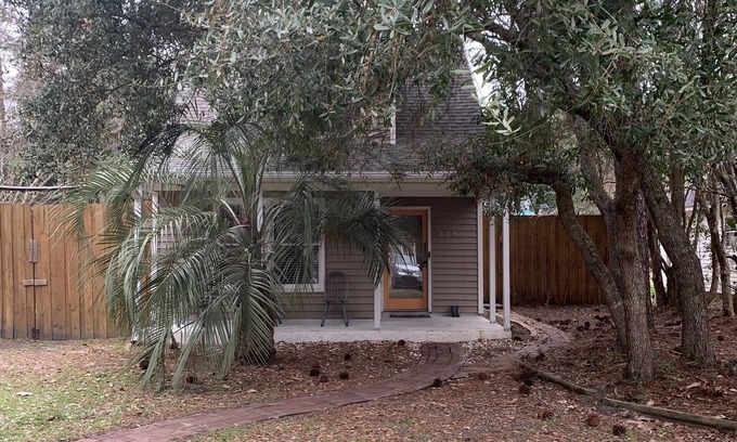 Wilmington Cottage | Cozy 3 Bedroom Cottage with Hot Tub Near Beach & UNCW