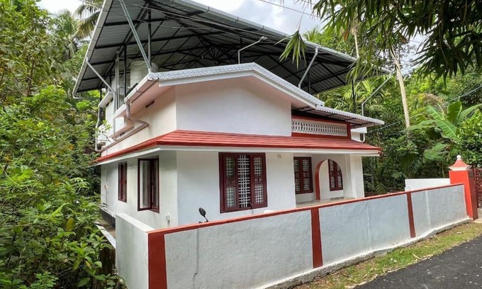 Irinjalakuda Villa | Comfortable 3 Bedroom Country Home with a Beautiful Backyard