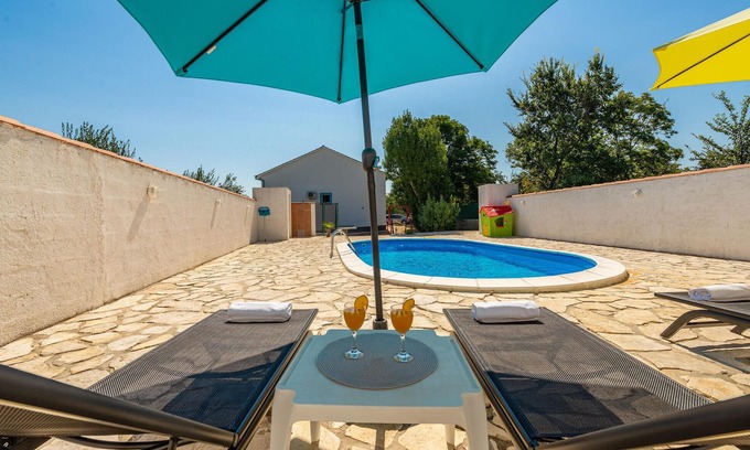 Podgradina House | Guest Rated 10/10: Beachside Apartments with Pool Access