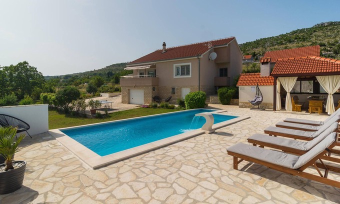 Municipality of Klis House | Family-Friendly 3 Bedroom Getaway in Brstanovo