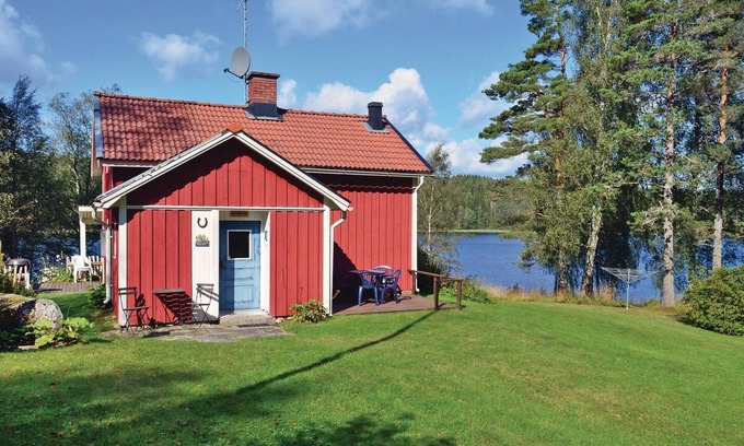 Amal House | Family-Friendly 3 Bedroom Accommodation with Lake View