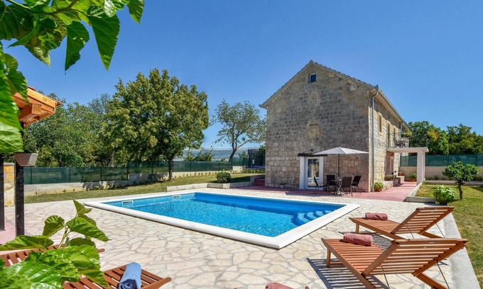 Citluk House | Rustic Retreat with Pool and Spa for Memorable Getaways
