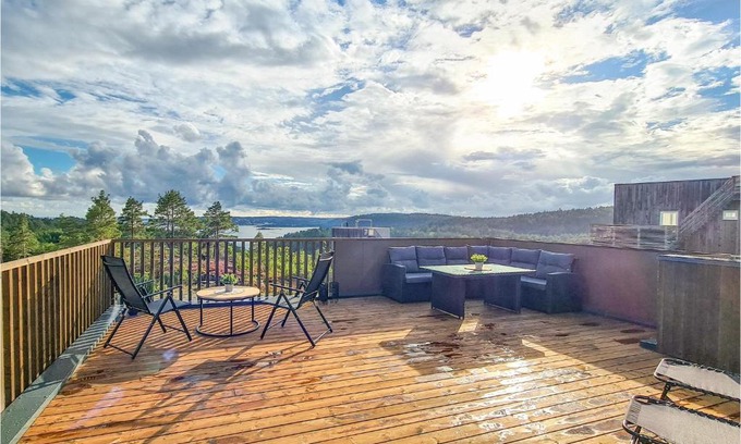 Risor House | Welcoming 3 Bedroom Home in Sndeled - Family Friendly Stay