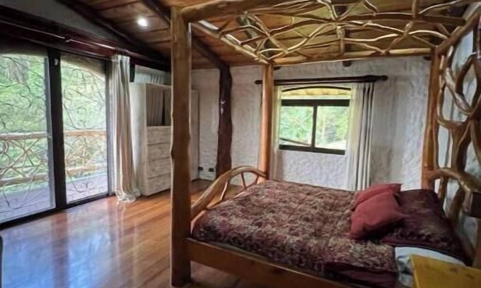 Los Guido House | 3-bedroom custom Tree house in welcoming Cartago with WiFi, waterfalls, trails