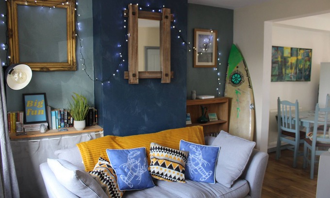 Lowestoft House | 3-Bedroom End Terrace Steps from the Beach with Ocean View