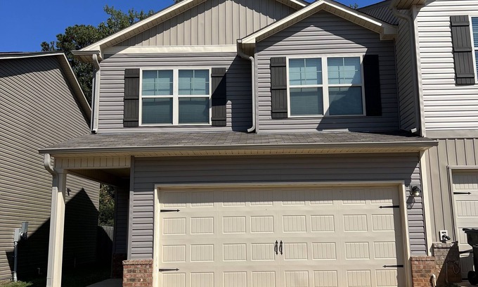 Calera House | Family-Friendly 3-Bedroom Townhouse with Garage in Calera