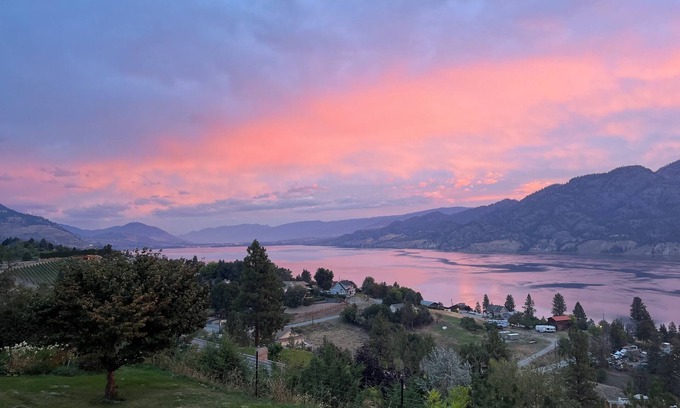 Okanagan-Similkameen Bed & Breakfast | 3 Bedroom Farm Stay: Alpacas and lake views