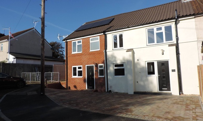 Rushmoor District House | Family-Friendly 3 Bedroom Accommodation Near Farnborough Airport