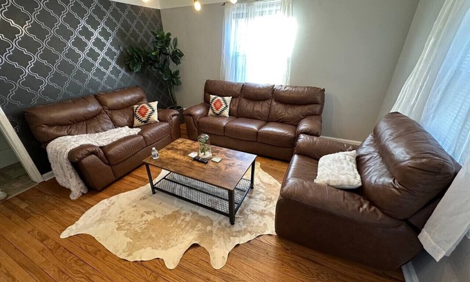 Lincoln Park House | 3 Bedroom Fenced Backyard Pets Welcome Sleeps 6