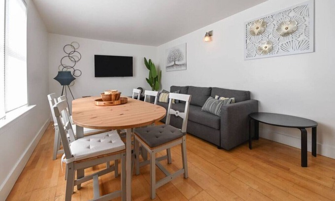Poets Corner Apartment | Inviting 3-Bed Unit with Kitchen, Steps from Bart to SF