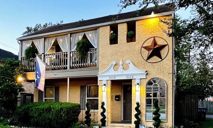 MacGregor House | Spacious 3 Bedroom Retreat with Free Parking & Ocean Views