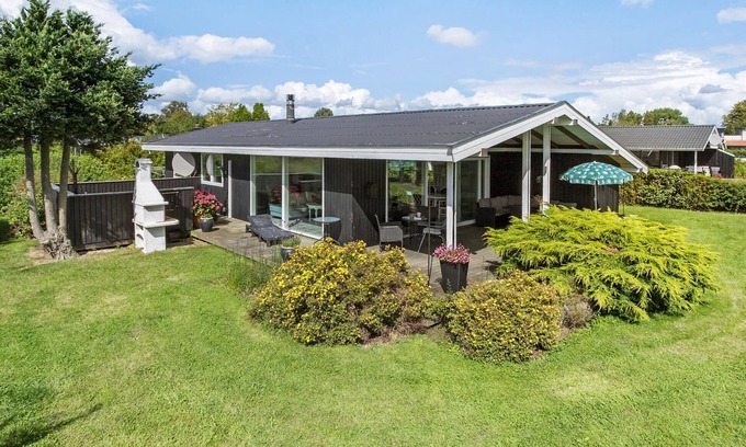 Pøt Strandby House | Cozy 3-Bedroom Haven with Oceanfront Views in Juelsminde