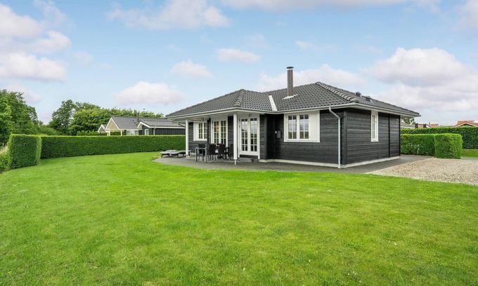 Flovt Strand House | Ideal 3 Bedroom Retreat with Ocean Views in Haderslev