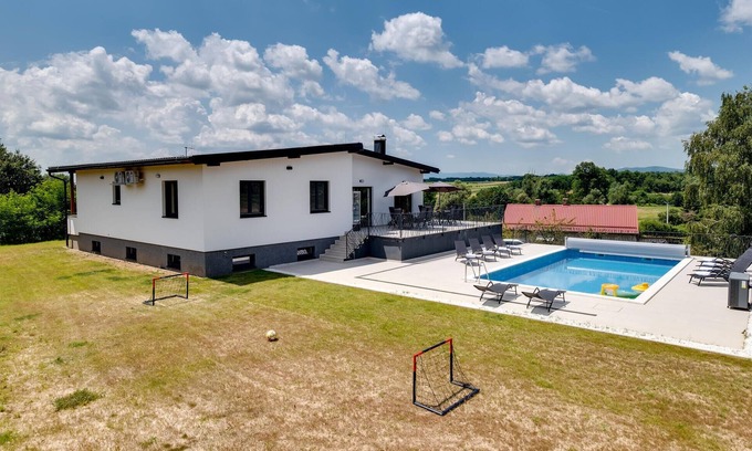 Rakovec House | 3 bedroom gorgeous home in Dvorisce
