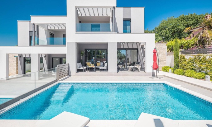 Medulin House | Enjoy a Relaxing Getaway at Medulin's Poolside Retreat