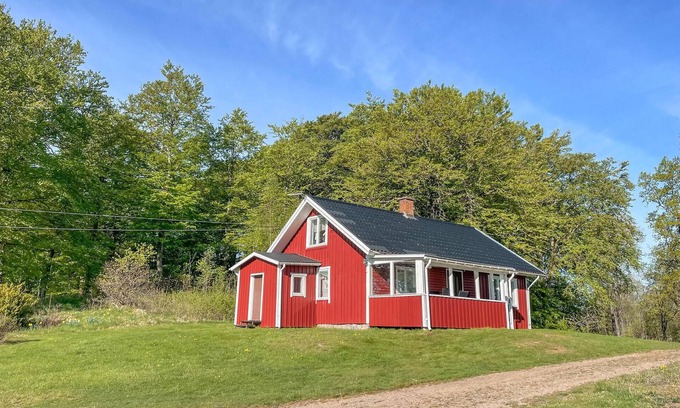 Fegen House | Charming Cottage with Lake View & Spa Amenities Await You