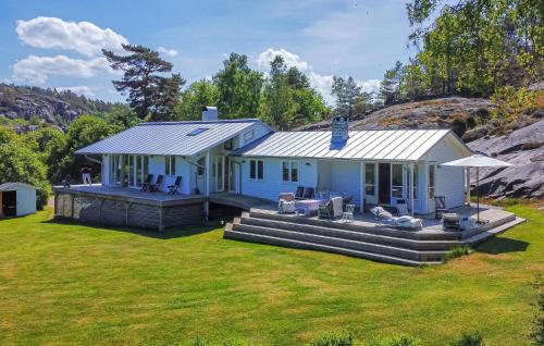 Klovedal House | Inviting 3 Bedroom Home in Tjrn - Pet and Child Friendly