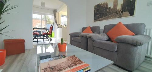 Brierley Hill Apartment | 3 bedroom guest House in Brierley hill Contractors & Families Welcome DY5