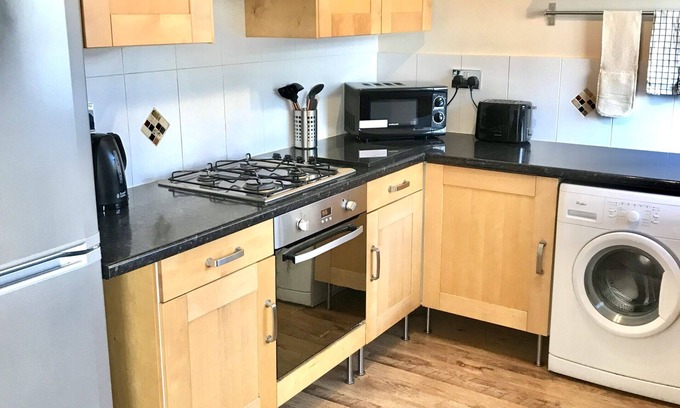 Castle Donington House | Family-Friendly 3 Bedroom Home with Convenient Parking