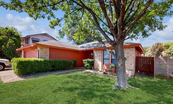 McKinney House | 3-bedroom home with enclosed backyard in South Austin