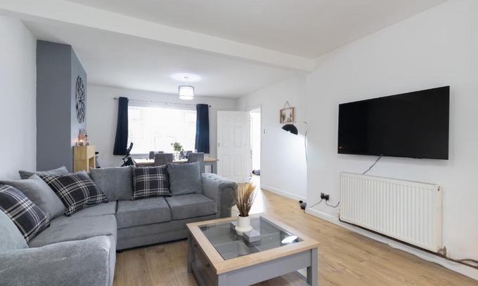 Weston on Trent House | Ideal 3 Bedroom Home with Private Driveway & Breakfast