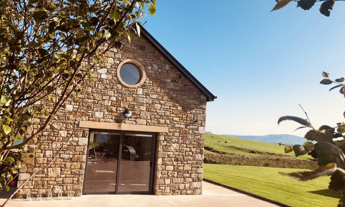 Ballyshannon Ski Chalet | Seaside 3-Bedroom Home with Snooker and Gym in Donegal