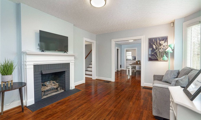 Hurwood Heights House | Ideal 3 Bedroom Home Near Downtown with Inviting Deck