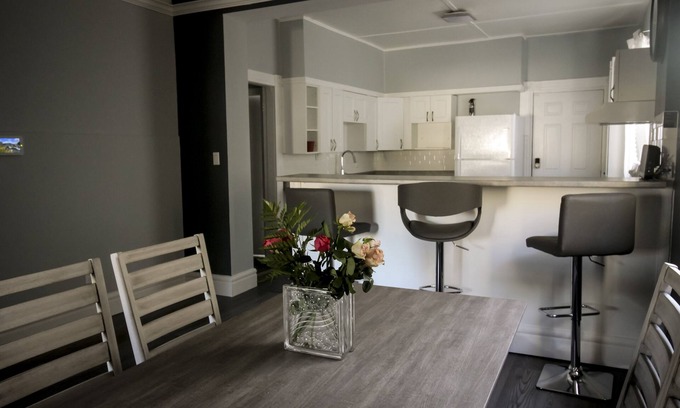 London House | Family-Friendly 3 Bedroom House Near River & Downtown