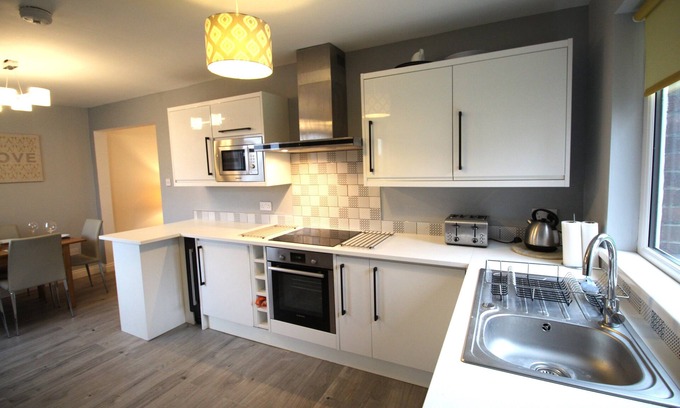 Rowlands Gill House | Charming 3 Bedroom House with New Kitchen & Pet-Friendly Amenities