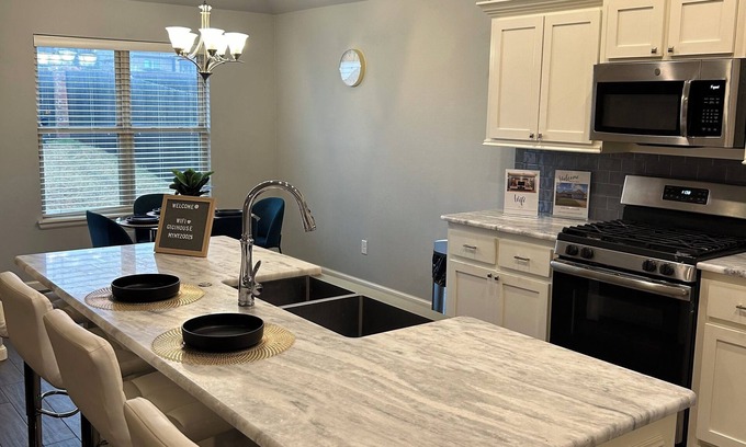 Wheatland House | 3-bedroom house in charming Oklahoma City with WiFi, AC