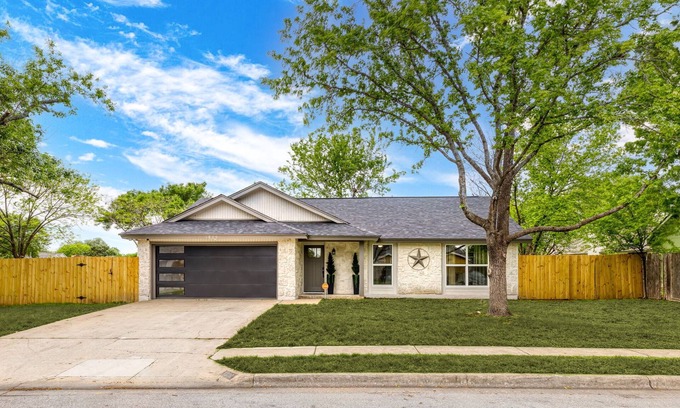 Mesa Ridge House | 3-bedroom house in cool Round Rock with WiFi, AC. Beautifully decorated!