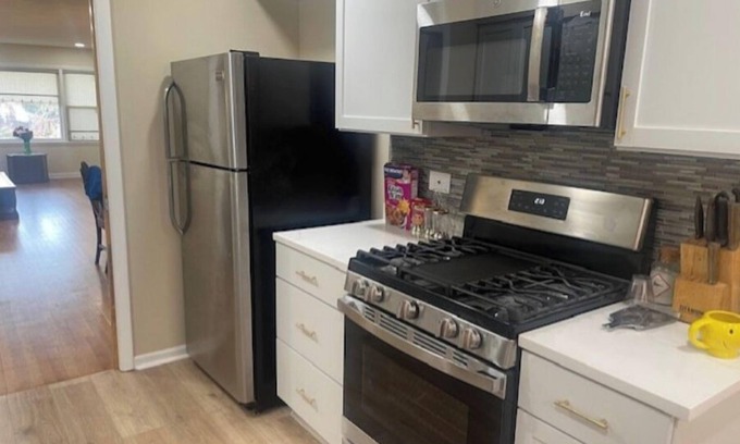 Calumet Heights Apartment | 3-bedroom house in cool Chicago with WiFi, AC