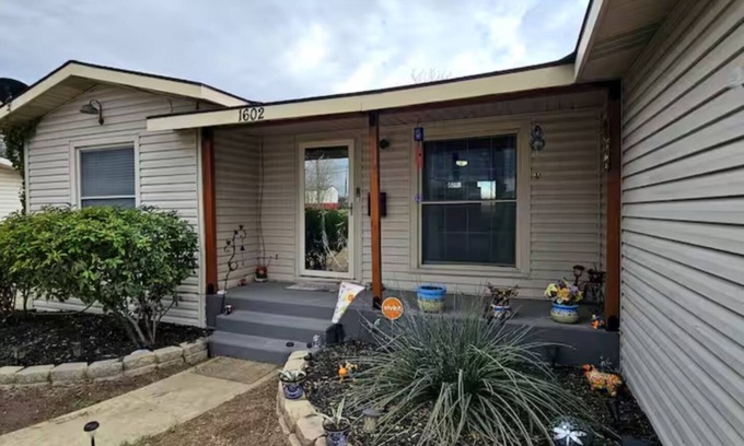 Amistad National Recreational Area House | 3-bedroom house in Delightful Del Rio, Texas with WiFi , AC. Come take a look.