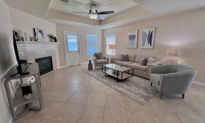 Southbelt/Ellington House | 3-bedroom house in lovely Houston with AC, WiFi