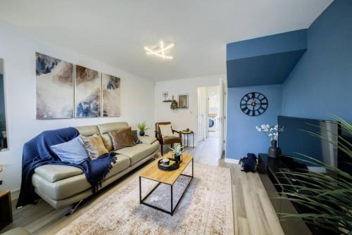 Cranfield House | Book Your Perfect 3 BR Retreat with Free Wi-Fi & Parking
