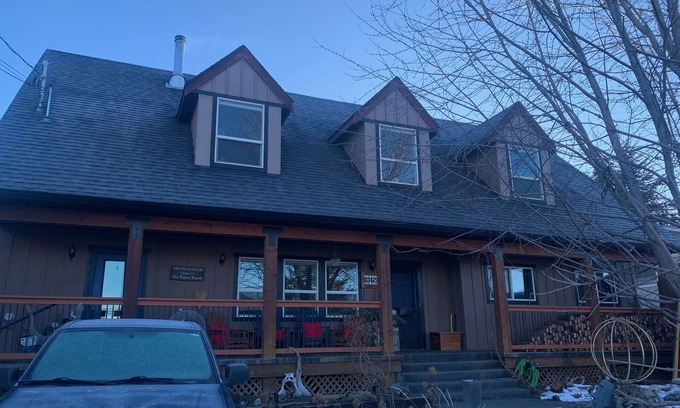 Central Okanagan House | Pet-Friendly 3 Bedroom House with Pool Near the Lake