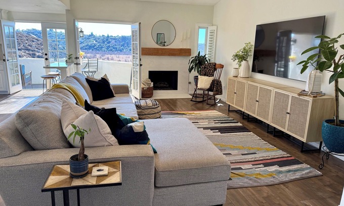 Kit Carson House | 3 Bedroom House w/Beautiful views near Wild Animal Park and Wine Tasting