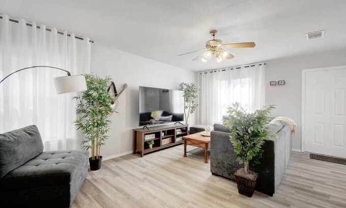 Austin House | Ideal 3 Bedroom House with Tesla Charger and Family Amenities