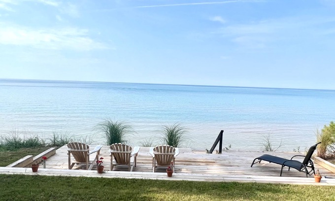 Grand Bend Cottage | Family-Friendly 3 Bedroom Lakefront Cottage with Beach Access