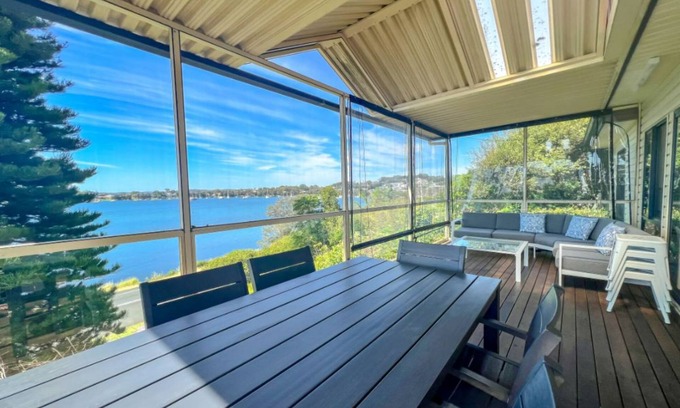 Arcadia Vale House | Family-Friendly Lakeside Retreat with Spectacular Views