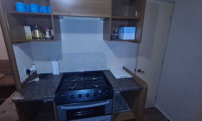 Hopton Cabin | Cozy 3 Bedroom Lodge at Broadland Sands Holiday Park