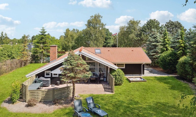 Dannemare House | Cozy Vacation Home with Oceanfront Views and Spa Amenities
