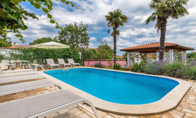 Kastelir House | Spacious Vacation House with Private Pool and Pet-Friendly Options